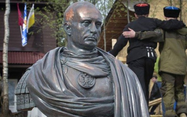 putinin-roma-imperatoru-paltarinda-heykeli-
