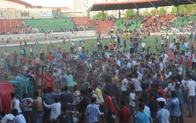 turkiyede-azarkesler-hakime-ve-reqib-futbolculara-hucum-cekdi-