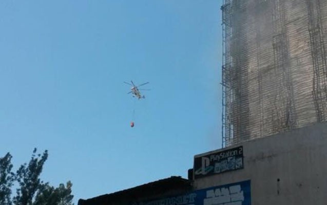yangin-bas-veren-binaya-3-helikopter-gonderilib-