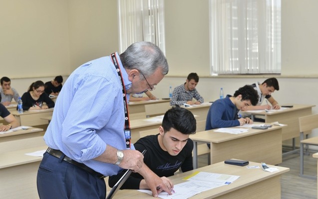 -baki-ali-neft-mektebinde-imtahanlari-britaniyali-muellimler-kecirir-