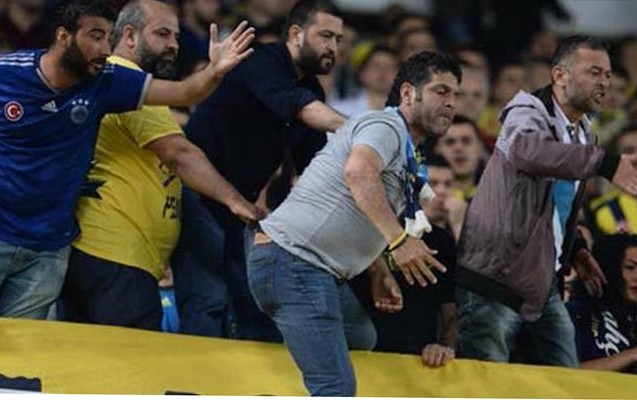 azarkesler-futbolcuya-bicaq-atdi-