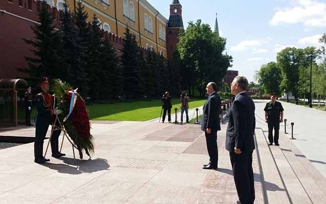 memmedyarov-namelum-esger-abidesini-ziyaret-etdi-