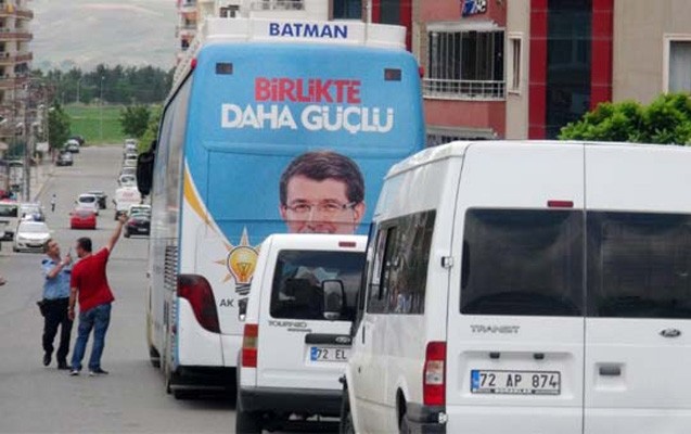 partiyanin-secki-avtobusu-atese-tutuldu-