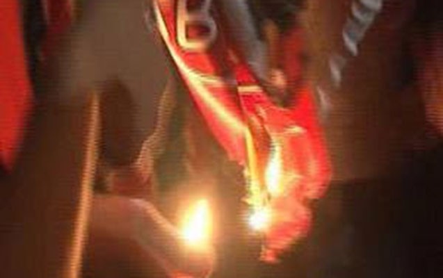 qalatasarayin-bayragini-yandirdilar-