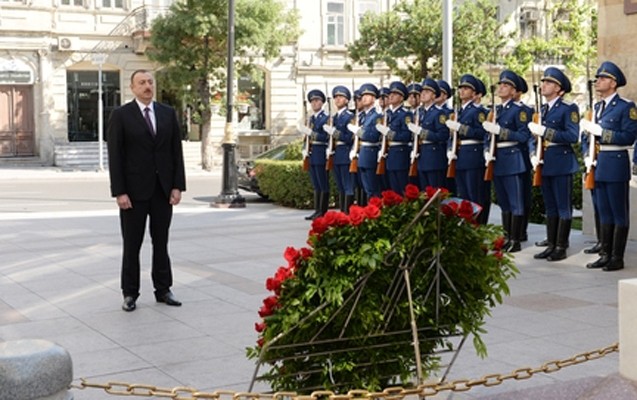 ilham-eliyev-abide-onunde