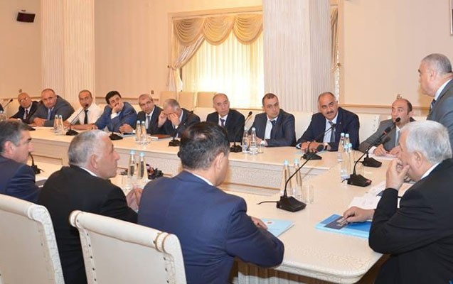azerbaycanda-icra-bascilari-ne-qeder-maas-alirlar-