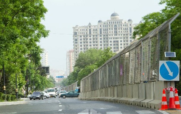 baki-yollarina-niye-beton-sedler-cekilir-
