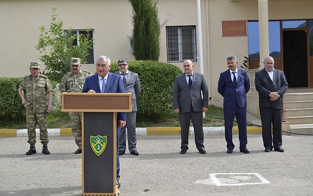 ali-aliyev-respublika-gununde-esger-ve-zabitlerle-gorusub