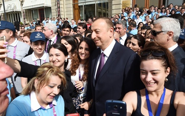 gencler-prezidentle-selfie-cekdirdi-