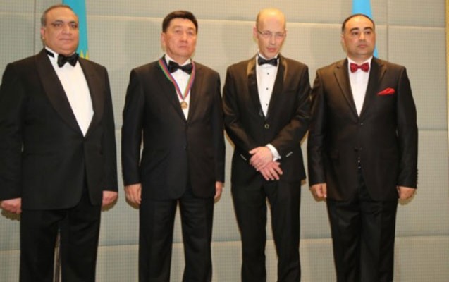 baki-nobel-irsi-fondu-qazaxistanli-qubernatora-medal-verdi
