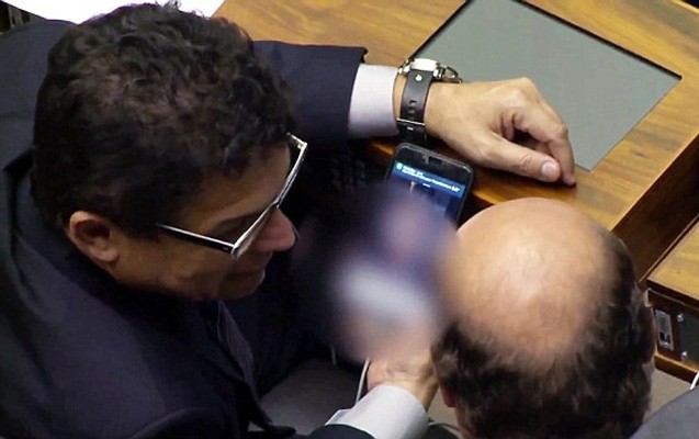 bu-olkenin-parlamentinde-deputat-porno-izledi-