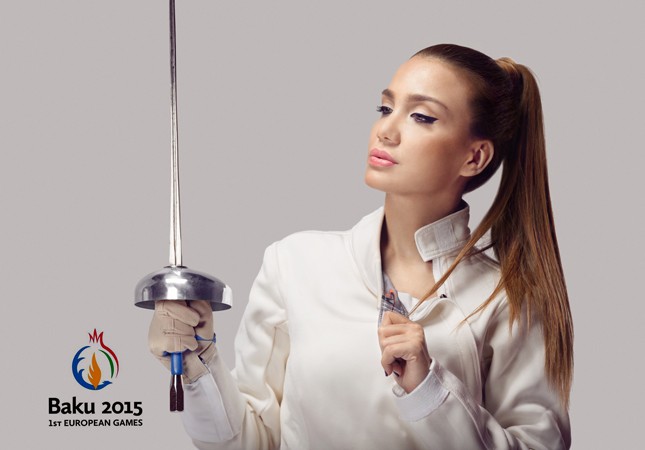 azerbaycanli-model-qilinc-oynatdi-