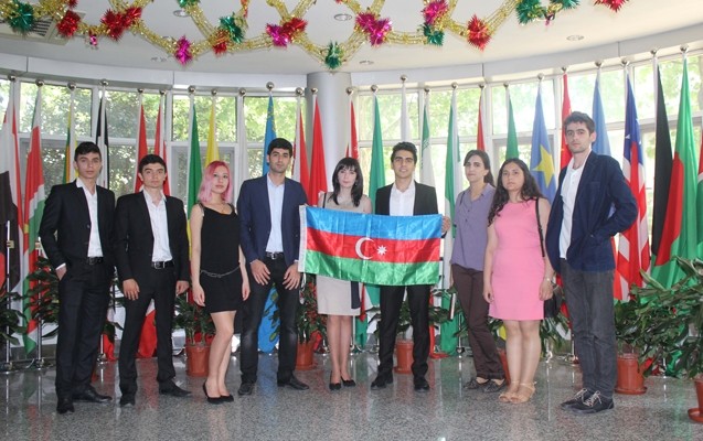 -baki-ali-neft-mektebinin-telebeleri-cinde-