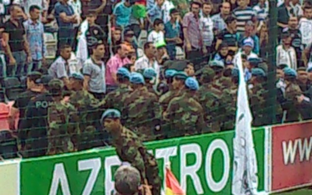 final-oyununda-polisle-qarsidurma-