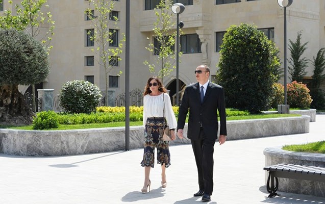 ilham-eliyevle-xanimi-parkda-