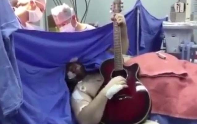 beyin-emeliyyati-zamani-gitara-caldi-