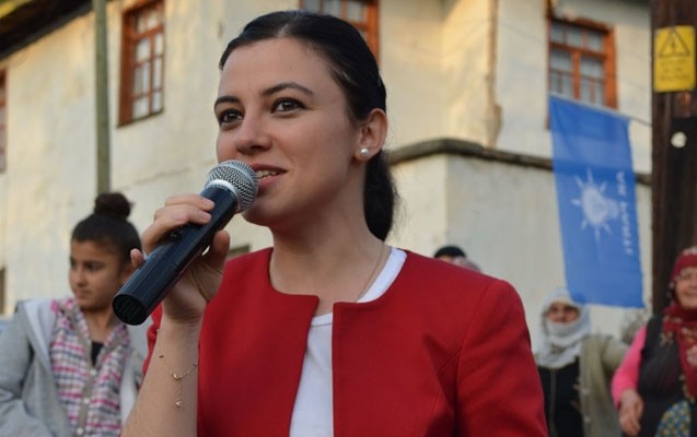 turkiyenin-en-genc-qadin-deputati-