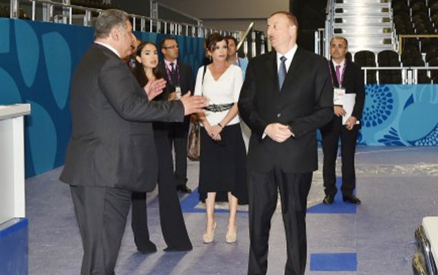 ilham-eliyev-xanimi-ile-baku-cristall-hollda-