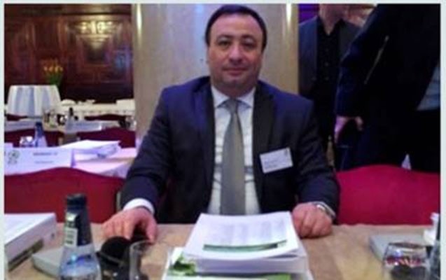 sakitce-bir-kenarda-dayanmisiq-