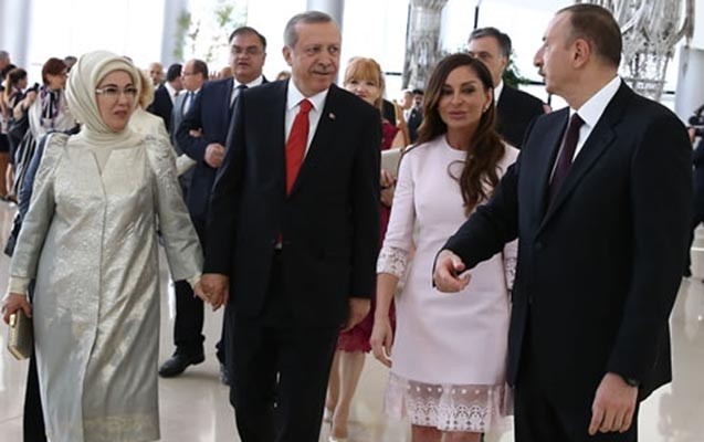 ilham-eliyevle-xanimi-prezidentlerle-ziyafetde-