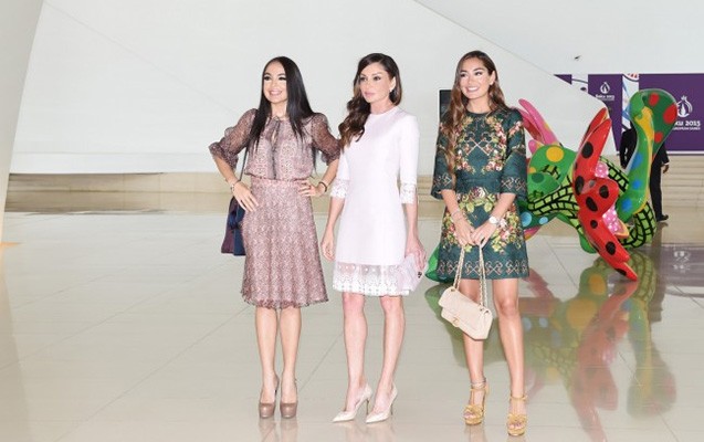 birinci-xanimla-qizlari-sergide-