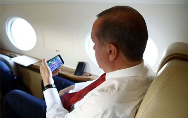 erdogan-baki-2015i-mobil-telefonla-izledi-