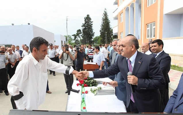 nazir-elil-ve-sehid-ailelerine-ev-verdi-