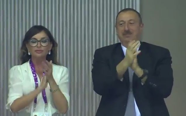 prezident-stadniki-ayaquste-alqisladi-