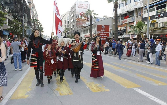 sarvan-folklor-ansambli-turkiyede-reqs-festivalinda-