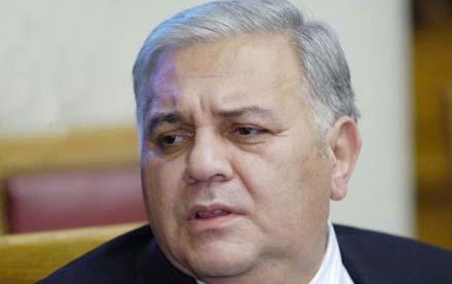 oqtay-esedov-demirelin-defnine-gedir