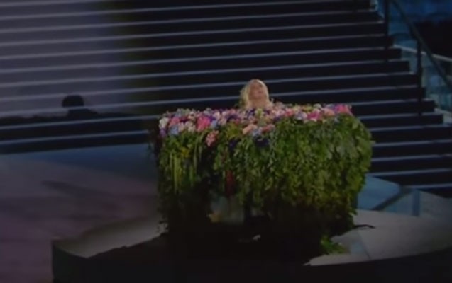 lady-gaganin-acilisda-ifa-etdiyi-piano-barede-