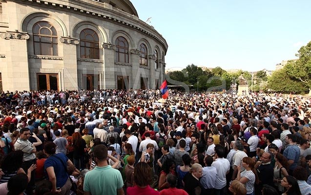 ermenistanda-dinc-aksiya-davam-edir-