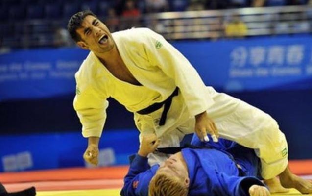 olimpiya-cempionu-restoranda-qab-yuyur-