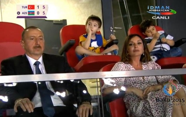 ilham-eliyev-ve-xanimi-voleybol-oyununda-