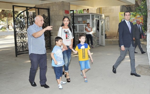 leyla-eliyeva-ve-ekizleri-yeni-qefesin-acilisinda-