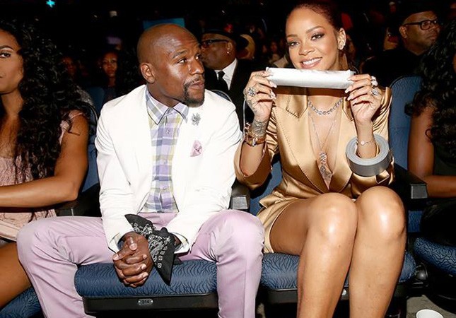 rihanna-bokscunun-agzini-skocla-bagladi-