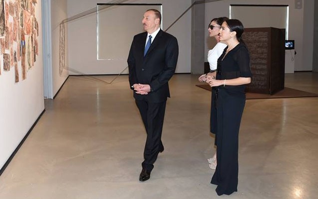 ilham-eliyev-xanimi-ve-qizi-ile-sergide