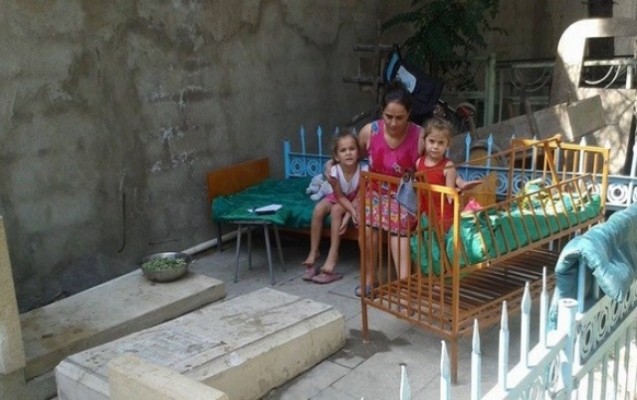 qebiristanliqda-yasayan-aile-ucun-ev-tikilir