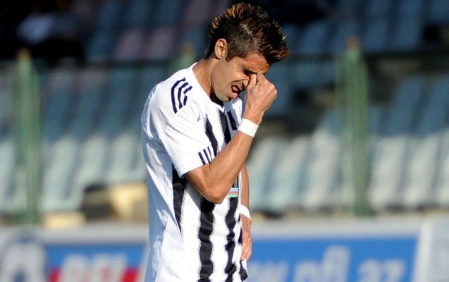 neftci-bu-futbolcu-ile-yollari-ayirdi