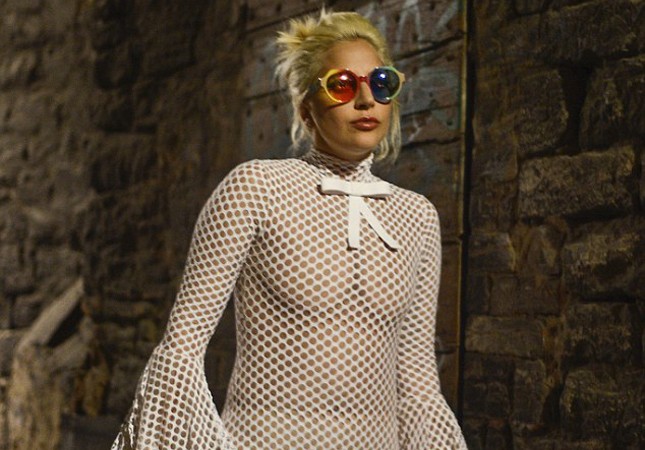 kucede-bu-geyimle-gezdi-