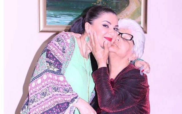 meshurlar-qocalar-evinde-