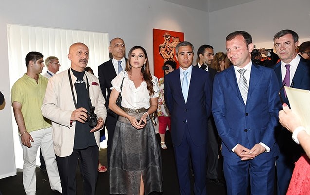 mehriban-eliyeva-ve-qizlari-sergide-