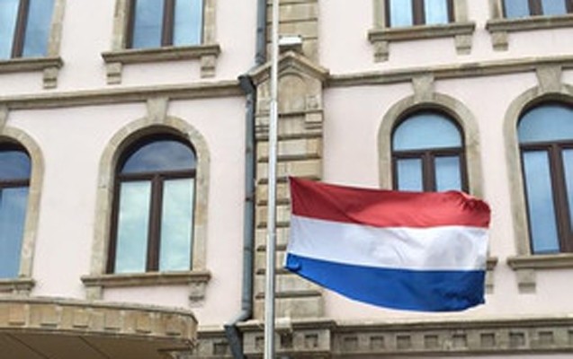 niderlandin-bakidaki-sefirliyinde-bayraqlar-endirildi-