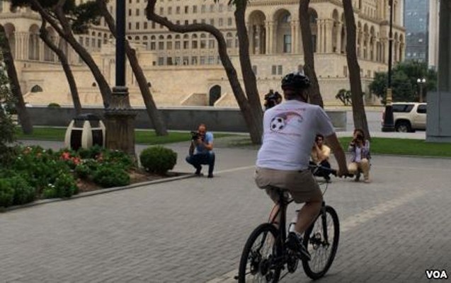 abs-sefiri-baki-yollarinda-velosiped-surdu-