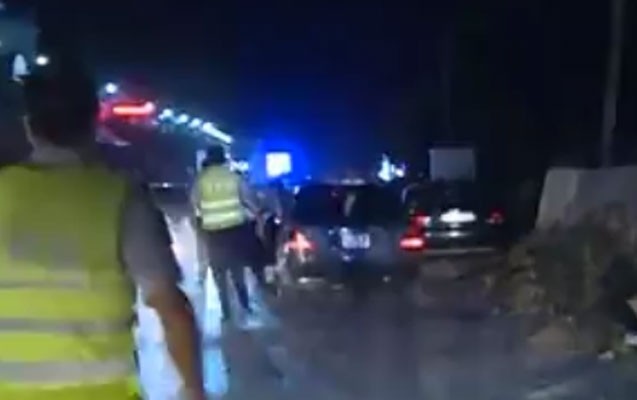 polis-masinin-altinda-qalacaqdi-