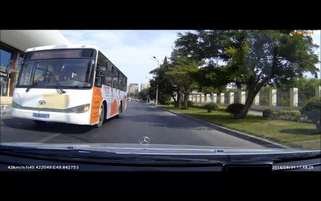 avtobus-ayaginin-ustunden-kecdi-