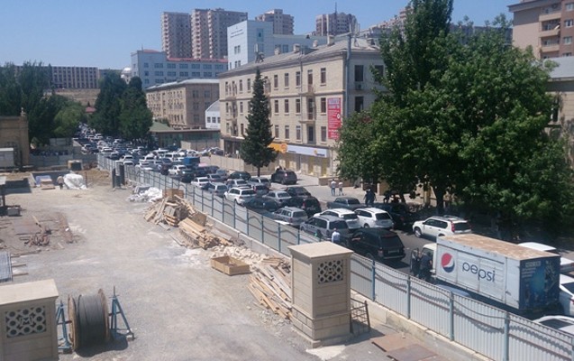 bdu-qarsisinda-boyuk-tixac-
