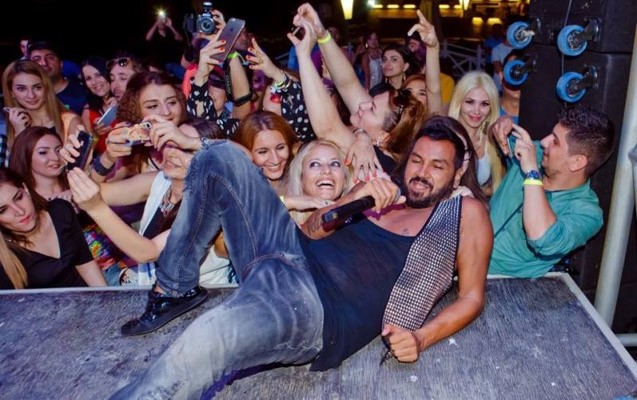 meshur-homoseksualin-baki-konsertinden-