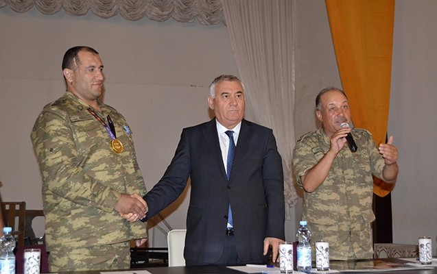 menim-gozlerim-isigi-gormur-lakin-