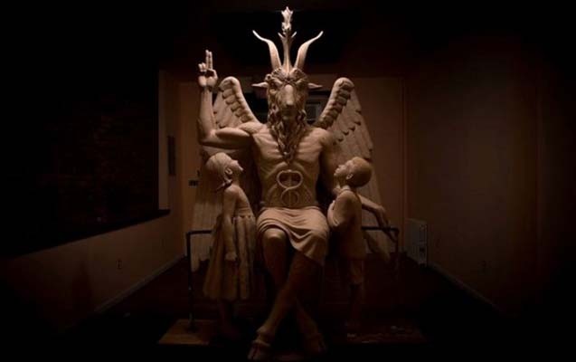 abs-da-seytana-100-minlik-heykel-qoyuldu-